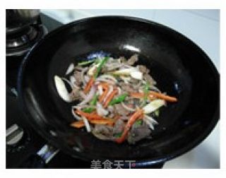 牛肉炒意面的做法步骤：3