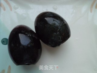 【皮蛋拌豆腐】滋补健脑良品的做法步骤：2