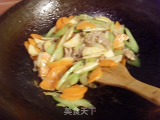 三素炒肉片的做法步骤：8
