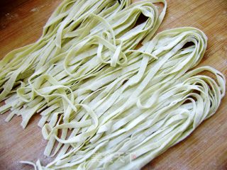 【炸酱面 花样做】五彩炸酱面的做法步骤：2
