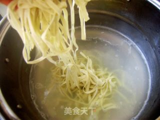 【炸酱面 花样做】五彩炸酱面的做法步骤：3