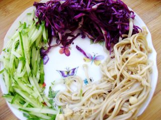 【炸酱面 花样做】五彩炸酱面的做法步骤：7