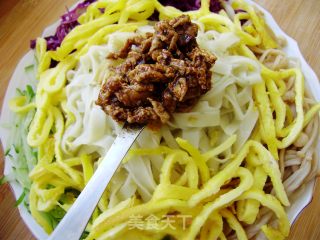 【炸酱面 花样做】五彩炸酱面的做法步骤：8