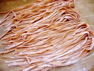 【炸酱面 花样做】豇豆土豆丝炸酱面的做法步骤：2