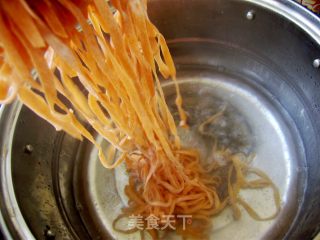 【炸酱面 花样做】豇豆土豆丝炸酱面的做法步骤：3