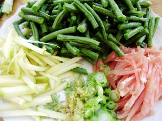 【炸酱面 花样做】豇豆土豆丝炸酱面的做法步骤：6