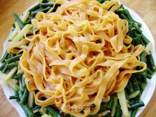 【炸酱面 花样做】豇豆土豆丝炸酱面的做法步骤：10