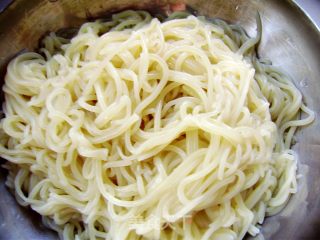 【炸酱面 花样做】家常炒炸酱面的做法步骤：1