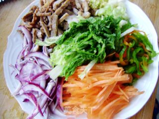 【炸酱面 花样做】家常炒炸酱面的做法步骤：2