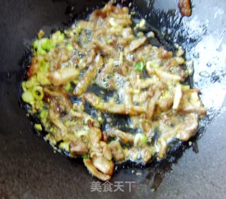 【炸酱面 花样做】家常炒炸酱面的做法步骤：3