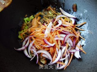 【炸酱面 花样做】家常炒炸酱面的做法步骤：4