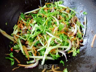 【炸酱面 花样做】家常炒炸酱面的做法步骤：5