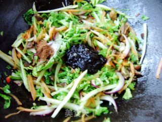 【炸酱面 花样做】家常炒炸酱面的做法步骤：6