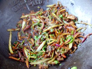 【炸酱面 花样做】家常炒炸酱面的做法步骤：7