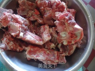 炖腔骨的做法步骤：1