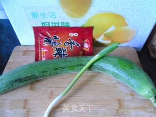 酱焖丝瓜的做法步骤：1