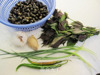 紫苏炒田螺的做法步骤：1