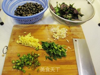 紫苏炒田螺的做法步骤：2