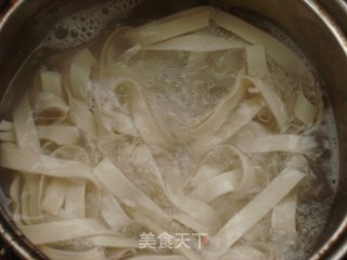 【炸酱面，花样做】炸酱刀削面的做法步骤：6