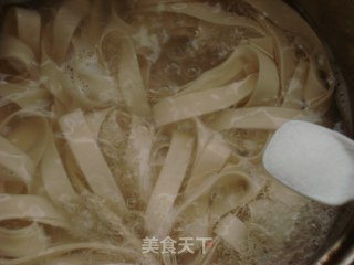 【炸酱面，花样做】炸酱刀削面的做法步骤：7