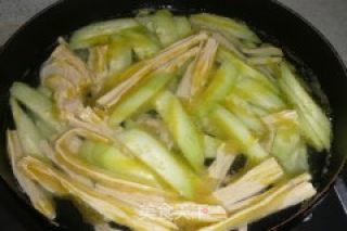 紫菜黄瓜腐竹汤的做法步骤：7