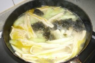 紫菜黄瓜腐竹汤的做法步骤：8