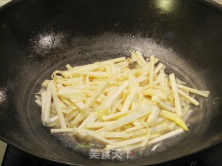 鲜笋炒豆腐干的做法步骤：6