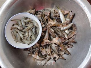小鱼虾贴饼的做法步骤：1