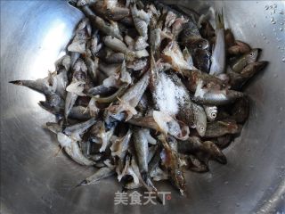 小鱼虾贴饼的做法步骤：2