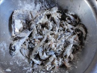 小鱼虾贴饼的做法步骤：3