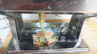 【炸酱面，花样做】彩虹炸酱面的做法步骤：7