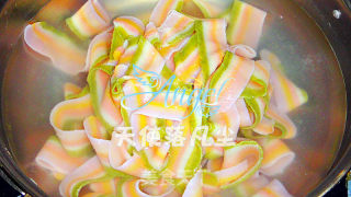 【炸酱面，花样做】彩虹炸酱面的做法步骤：9