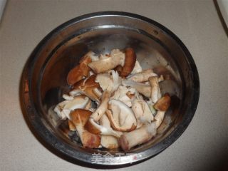 香菇炒卷心菜的做法步骤：2