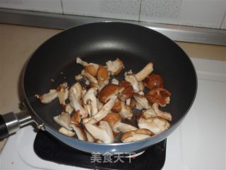香菇炒卷心菜的做法步骤：4