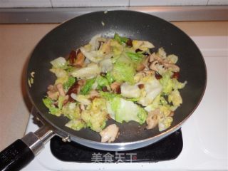 香菇炒卷心菜的做法步骤：6