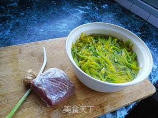 黄花猪柳的做法步骤：1