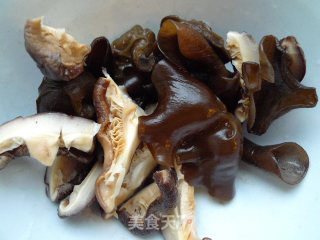 【香菇木耳炒青菜】健身体增智慧的做法步骤：2