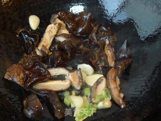 【香菇木耳炒青菜】健身体增智慧的做法步骤：4