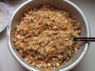 豆腐胡萝卜粉丝包的做法步骤：1