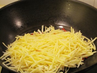 土豆丝炒豆腐干的做法步骤：6