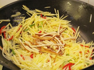 土豆丝炒豆腐干的做法步骤：8
