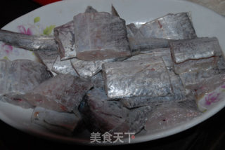 家常烧带鱼的做法步骤：1