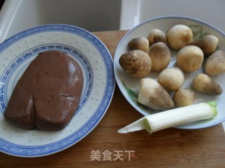 草菇溜鸭血的做法步骤：1