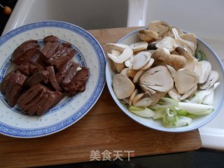 草菇溜鸭血的做法步骤：2