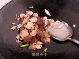 草菇溜鸭血的做法步骤：4