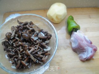 榛蘑土豆片的做法步骤：1