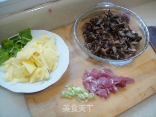 榛蘑土豆片的做法步骤：2
