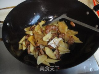 榛蘑土豆片的做法步骤：4