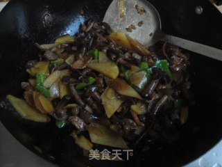 榛蘑土豆片的做法步骤：6