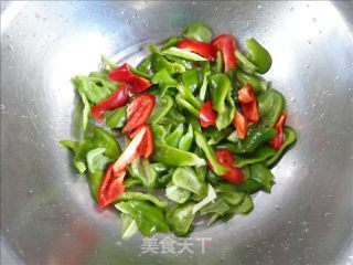 青椒炒酱香豆丹的做法步骤：2